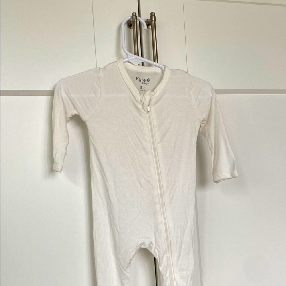Kyte BABY white footie pajamas 3-6 months excellent used condition 💕